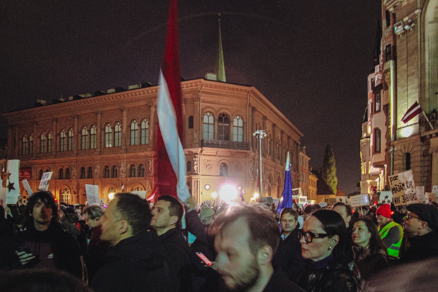 Protesten bij het Letse parlement tegen de opzegging van het Verdrag van Istanbul, 7 november 2025. Foto: Emīls Miķelsons